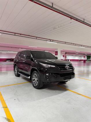 TOYOTA HILUX SW4 2.8 SRX 4X4 7 LUGARES 16V TURBO INTERCOOLER DIESEL 4P AUTOMÁTICO